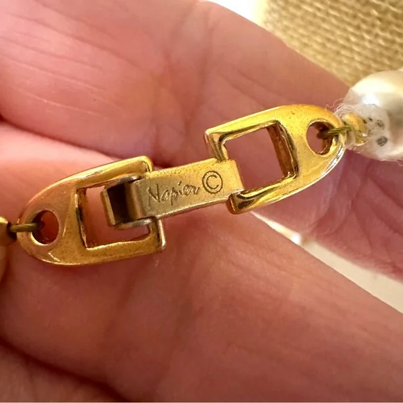 Vintage 1980’s Napier Necklace faux pearls, gold tone comes to a point, “V” - Picture 12 of 14